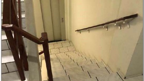 Elevador e escadaria