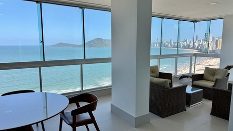 Luxo Frente-Mar na Av. Atlântica • 4 Suítes • Vista Total da Orla