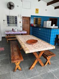 Área com duas mesas grandes p/ refeições