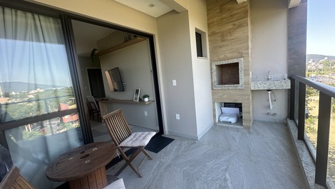 Sacada coberta com churrasqueira. ( incluiremos mesa com 4 cadeiras).