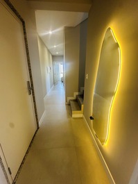 Estrada pelo elevador diretamente na área íntima do apartamento(andar inferior).