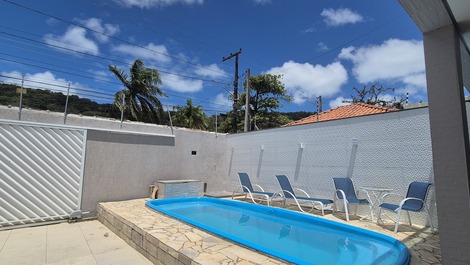 Vacation rental in Guarujá – Complete house 350m from Pernambuco Beach