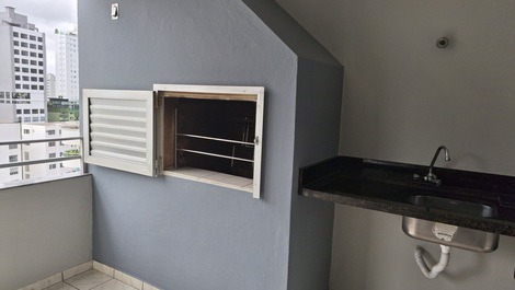 Churrasqueira e  pia na sacada.