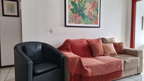 Sofá e poltrona na sala de estar.