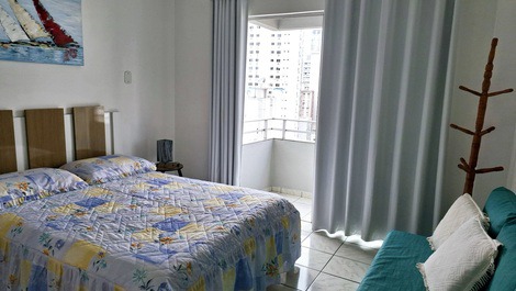 Visão geral da suíte, com bicama.