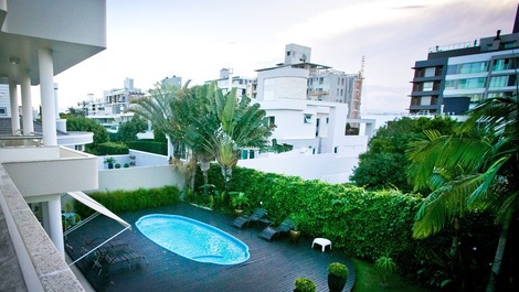 Casa com 6 quartos e piscina em Jurerê Internacional