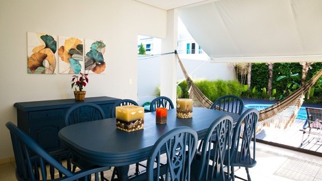 Casa com 6 quartos e piscina em Jurerê Internacional