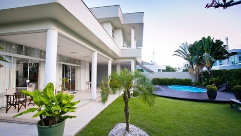 Casa com 6 quartos e piscina em Jurerê Internacional