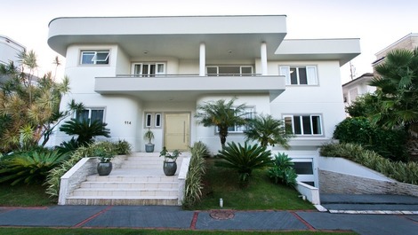 Casa com 6 quartos e piscina em Jurerê Internacional