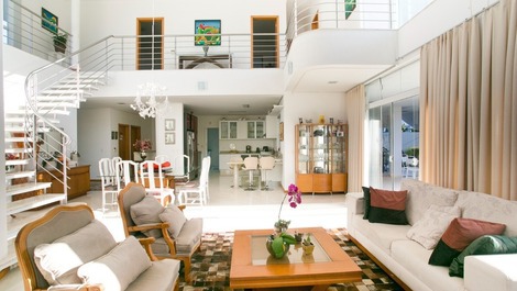 Casa com 6 quartos e piscina em Jurerê Internacional