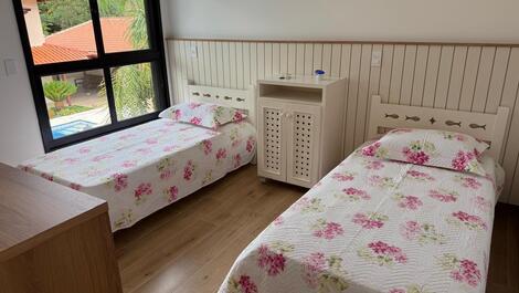 Hermosa casa adosada disponible para alquiler.