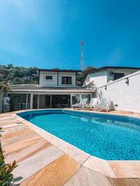 Casa moderna con piscina y aire acondicionado + 5 plazas de aparcamiento interior. Perequê