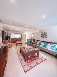 Casa moderna con piscina y aire acondicionado + 5 plazas de aparcamiento interior. Perequê