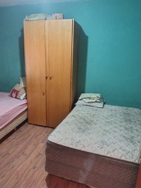 Quarto 1, contendo duas camas de casal e 01 guarda roupas 