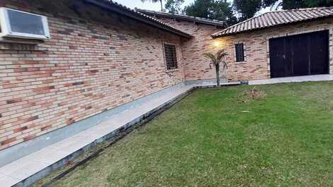 Casa a 50 metros do mar acomoda 10 pessoas, ampla área de lazer.