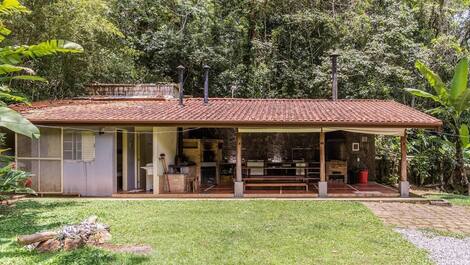 Vista da edícula com a área gourmet e banheiro