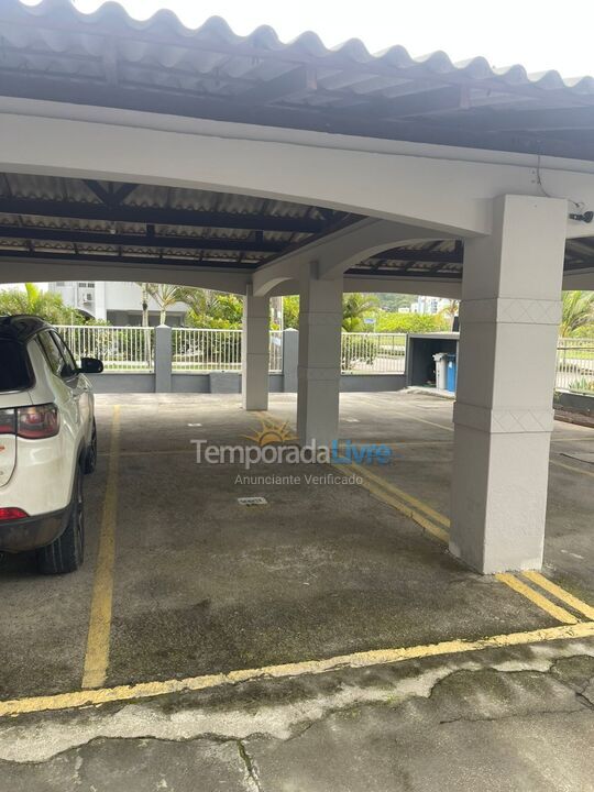 Apartamento para aluguel de temporada em Governador Celso Ramos (Praia de Palmas)