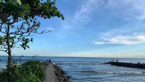 Kitnet Centro Mongaguá à beira mar - condomínio com garagem