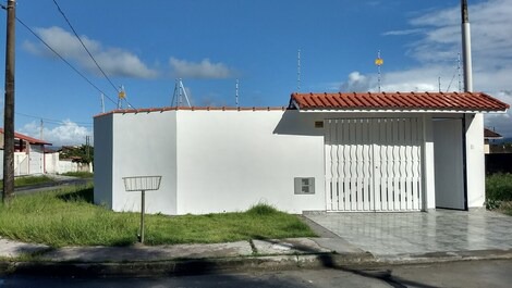 Fachada da casa com sistema de segurança (cerca elétrica)