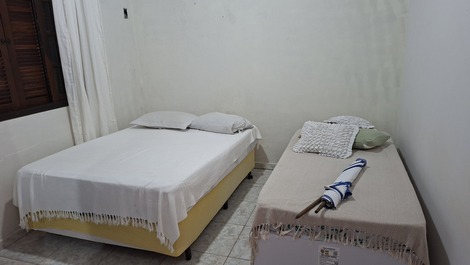Quarto com 1 cama de casal  e 1 de solteiro,  com ar condicionado e ventilador de teto 