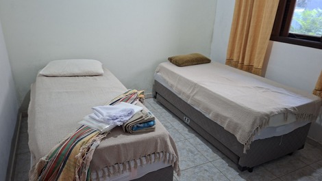 Quarto com 2 bicamas,  ar condicionado e ventilador de teto 