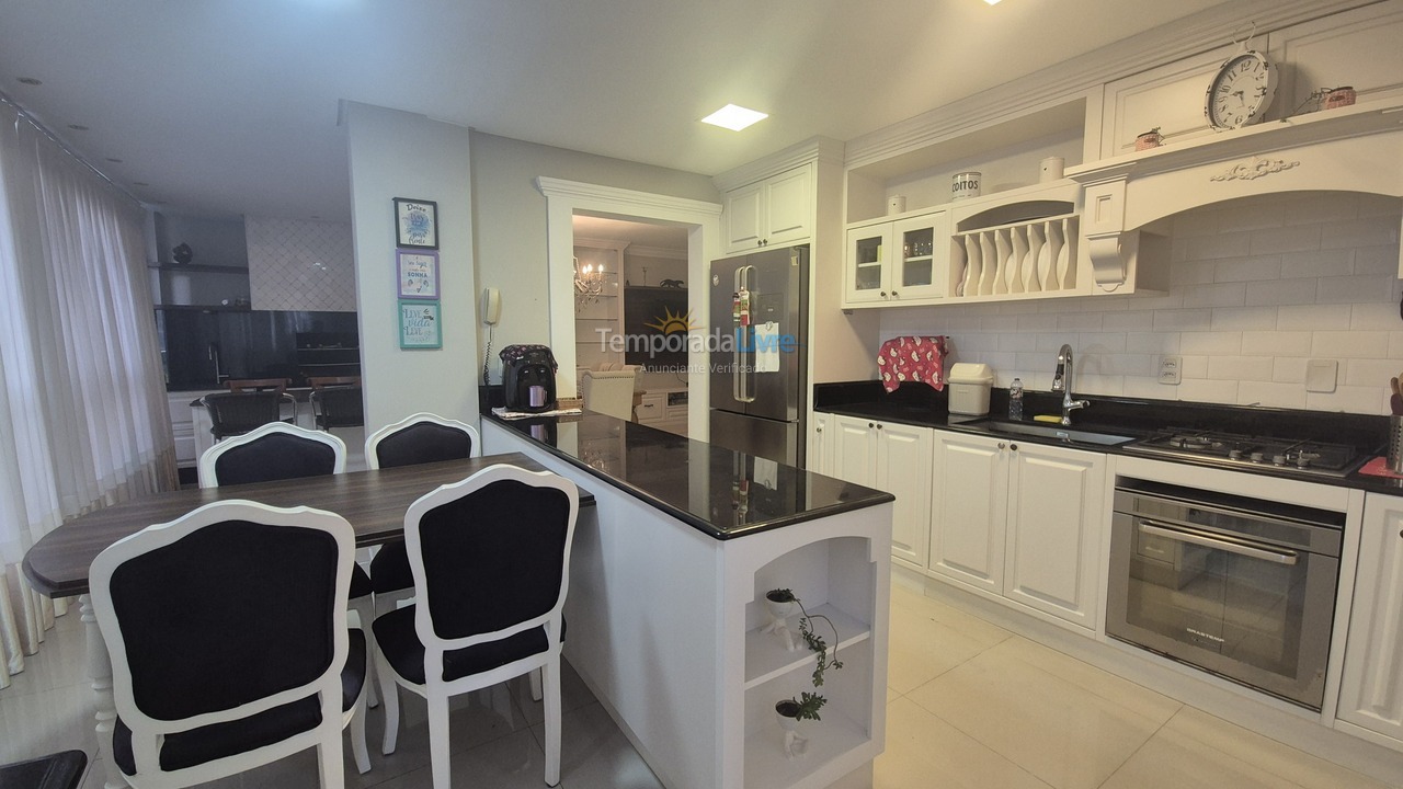 Apartamento para aluguel de temporada em Itapema (Meia Praia)