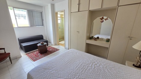 Apartamento en el paseo marítimo de la playa de Pitangueiras, 3 dormitorios, capacidad para 8 personas, 1 plaza de aparcamiento.