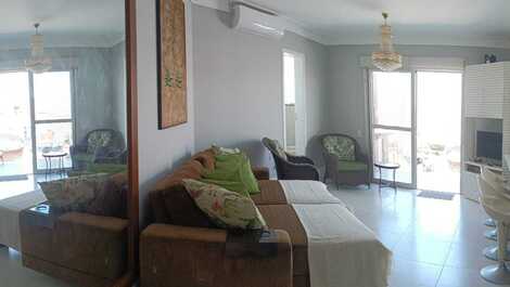 Sala ampla e iluminada