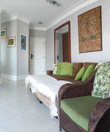 Ambiente decorado, fechadura eletrônica.