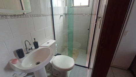 Apartamento com área de lazer e vista mar.