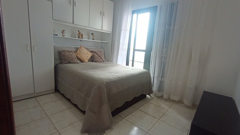 Apartamento com área de lazer e vista mar.