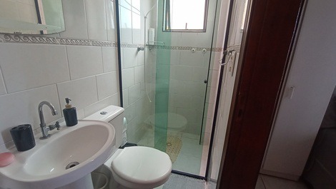 Apartamento com área de lazer e vista mar.