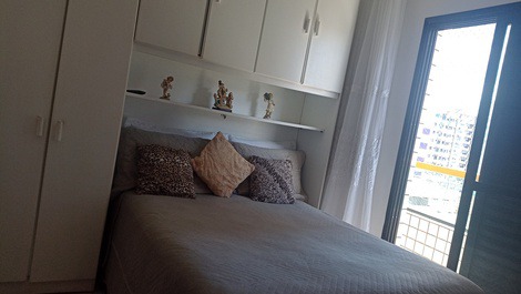 Apartamento com área de lazer e vista mar.