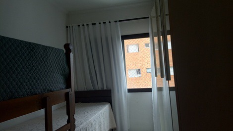 Apartamento com área de lazer e vista mar.