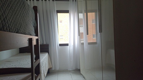 Apartamento com área de lazer e vista mar.