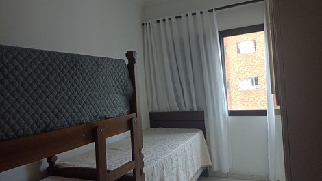 Apartamento com área de lazer e vista mar.