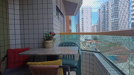 Apartamento com área de lazer e vista mar.