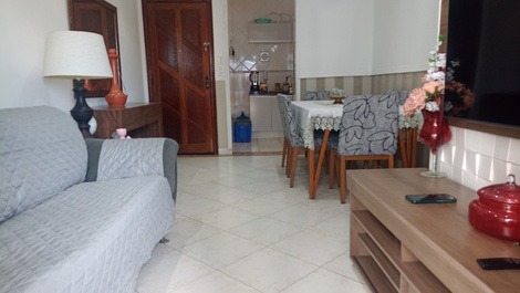 Apartamento com área de lazer e vista mar.