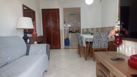 Apartamento com área de lazer e vista mar.