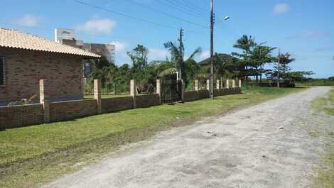 Casa a 50 metros do mar acomoda 10 pessoas, ampla área de lazer.