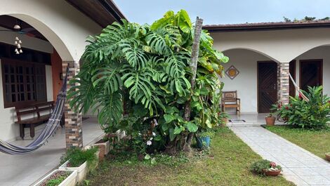 Cozy single-story house with 4 suites, 1 minute walk from the beach.