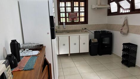 Cozy single-story house with 4 suites, 1 minute walk from the beach.