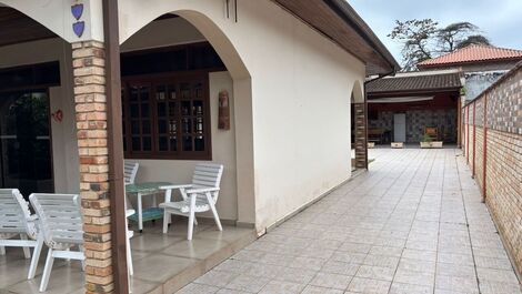 Cozy single-story house with 4 suites, 1 minute walk from the beach.