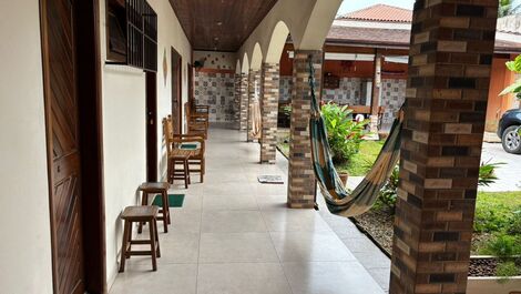 Cozy single-story house with 4 suites, 1 minute walk from the beach.