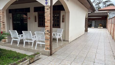 Cozy single-story house with 4 suites, 1 minute walk from the beach.