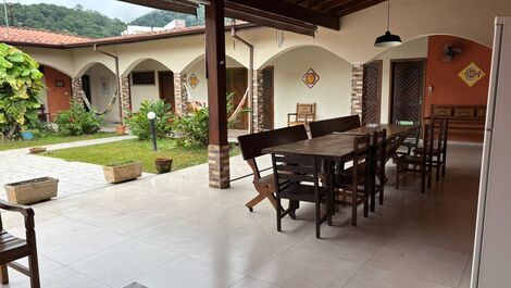 Cozy single-story house with 4 suites, 1 minute walk from the beach.