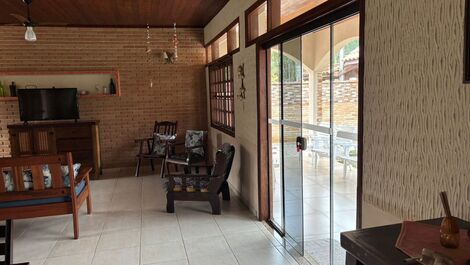 Cozy single-story house with 4 suites, 1 minute walk from the beach.