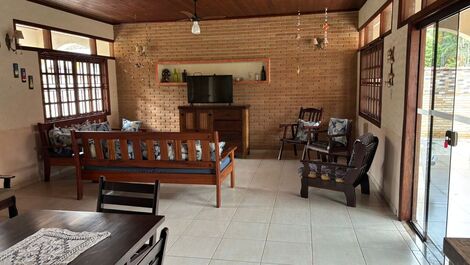 Cozy single-story house with 4 suites, 1 minute walk from the beach.