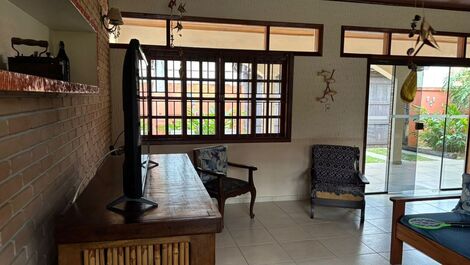 Cozy single-story house with 4 suites, 1 minute walk from the beach.