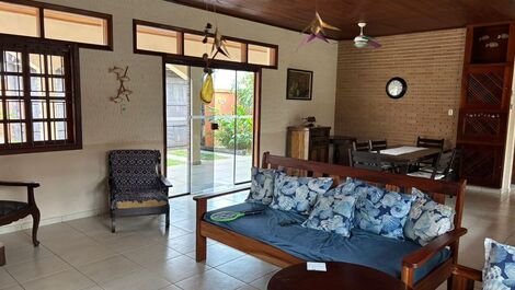 Cozy single-story house with 4 suites, 1 minute walk from the beach.